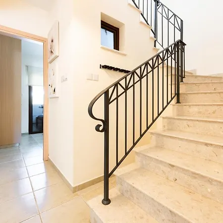 Alexandra By Ezoria Ajía Nápa